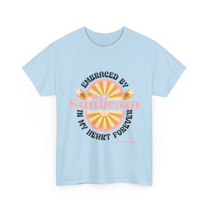 T-shirt con scritta "Embraced by sunbeam in my heart forever"