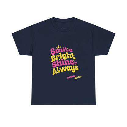 T-shirt con scritta "Smile bright shine always"