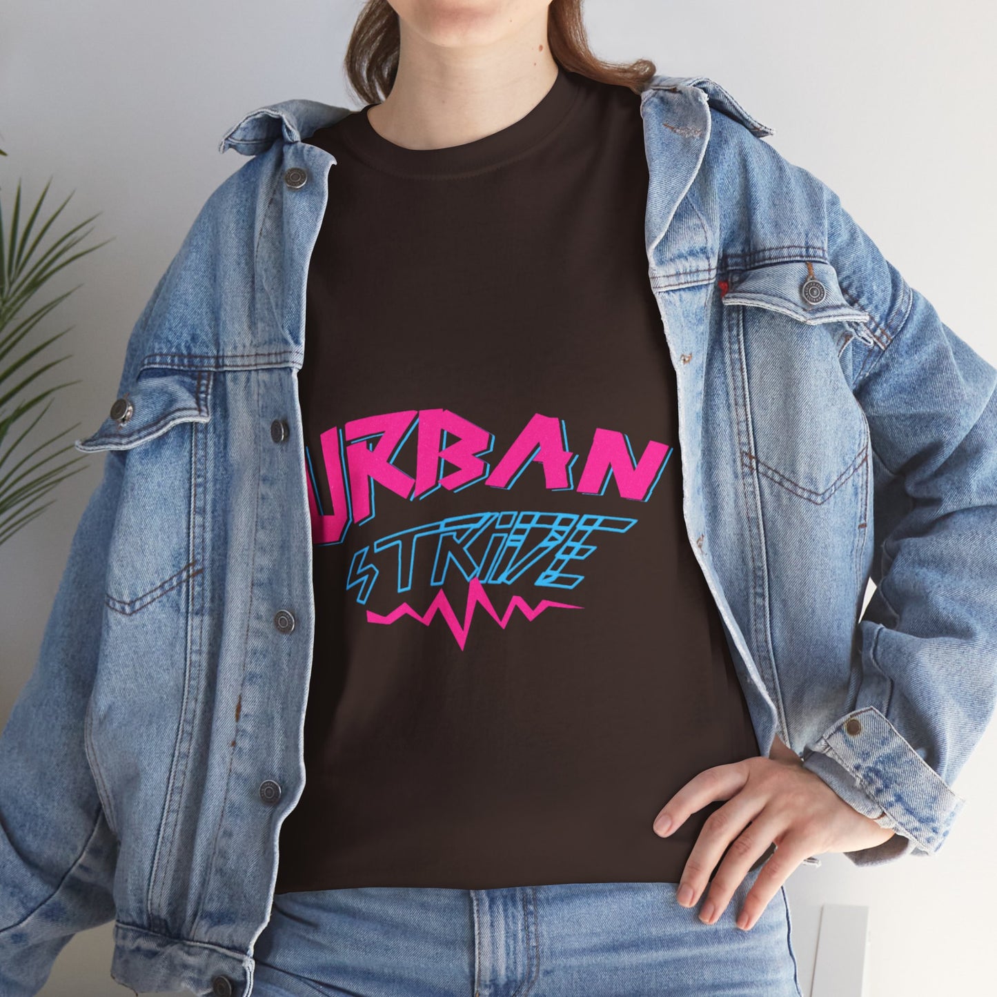 T-shirt con scritta "UrbanStride Neon Pulse"