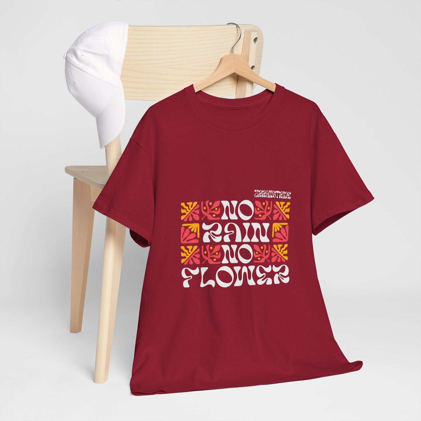 T-shirt con scritta "No rain no flowers"