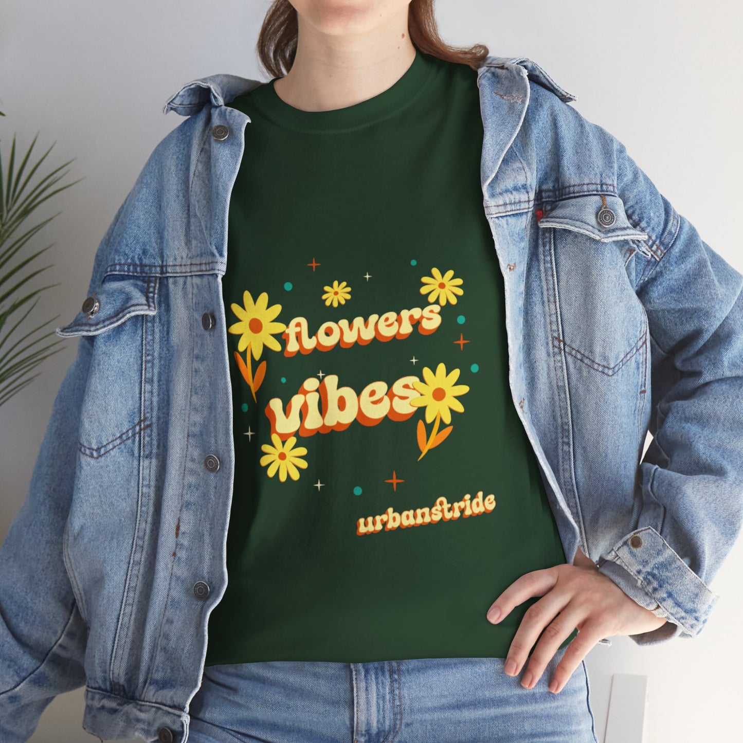 T-shirt con scritta "Flowers vibes"