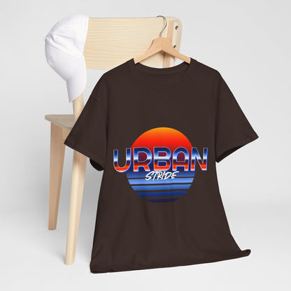 T-shirt con scritta "urbanstride" soleggiata