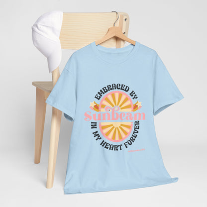T-shirt con scritta "Embraced by sunbeam in my heart forever"