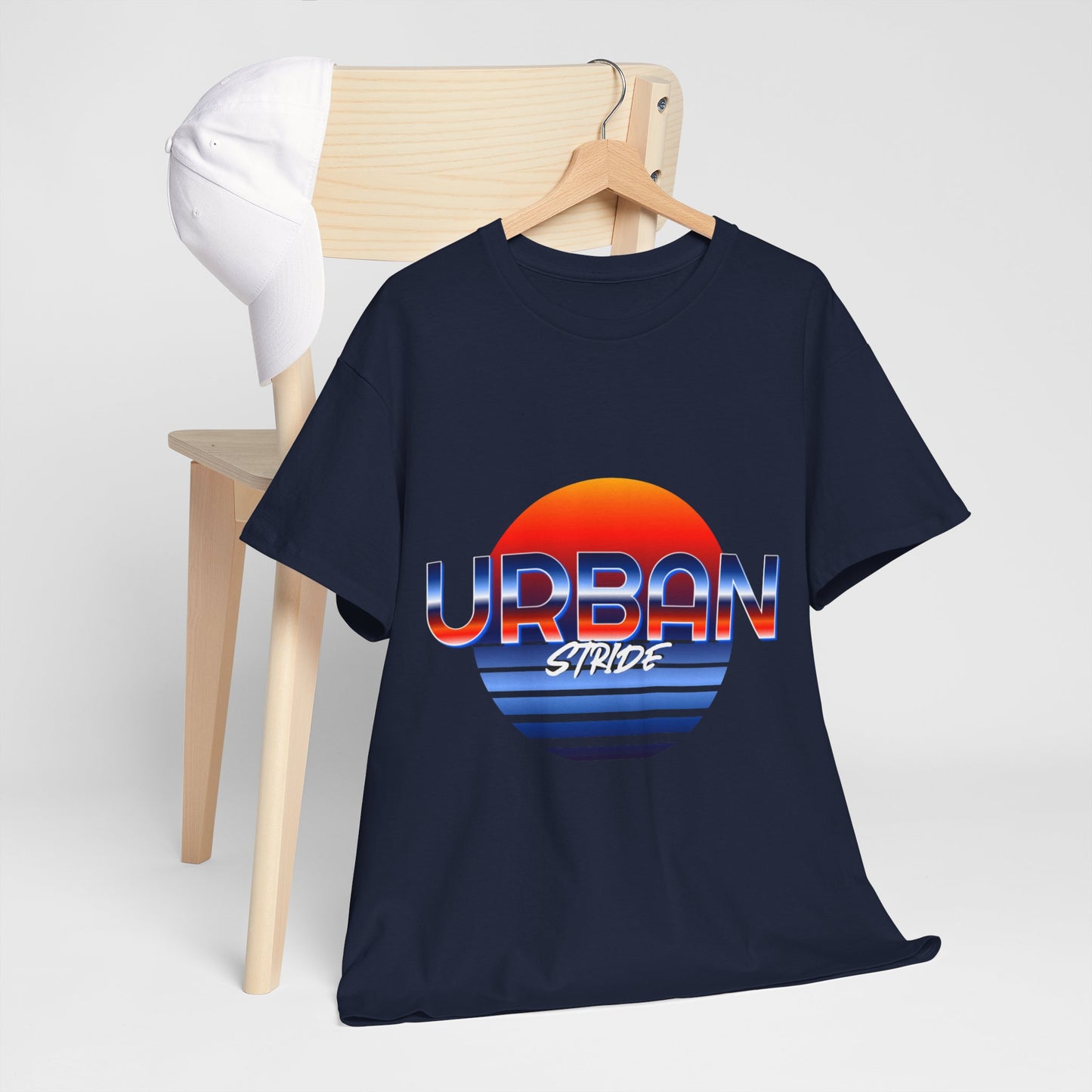 T-shirt con scritta "urbanstride" soleggiata