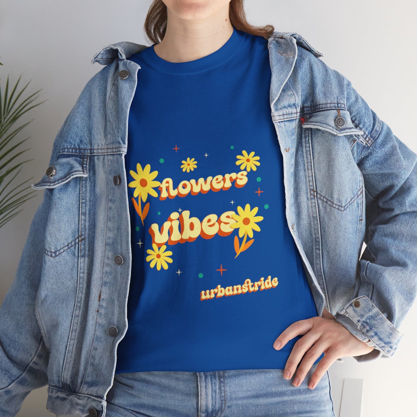 T-shirt con scritta "Flowers vibes"