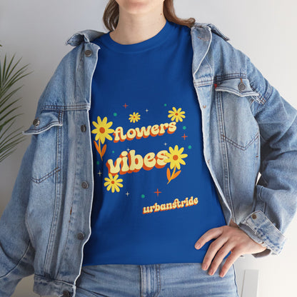 T-shirt con scritta "Flowers vibes"