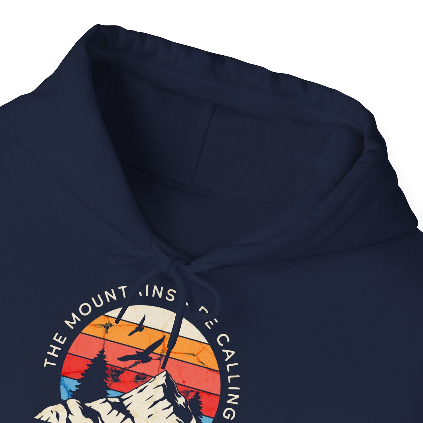 Felpa con scritta "The mountains are calling adventure"