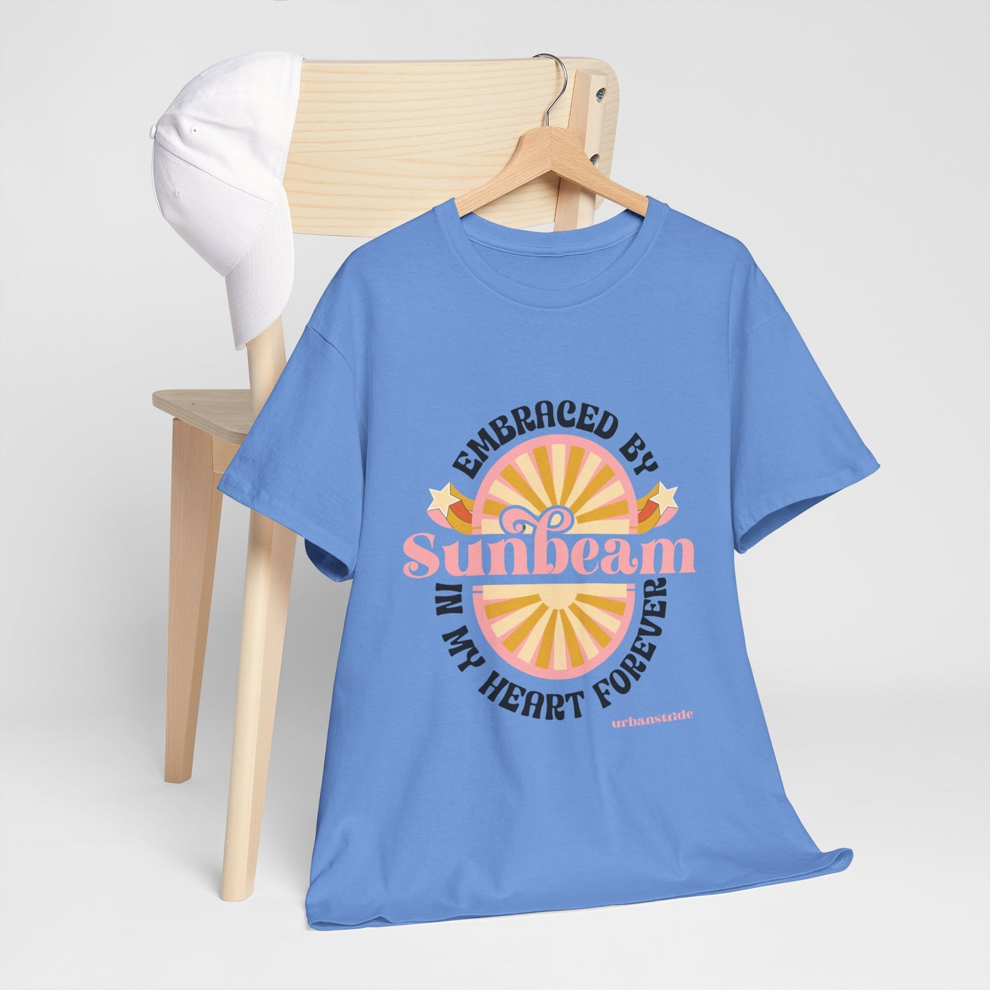 T-shirt con scritta "Embraced by sunbeam in my heart forever"