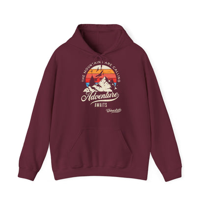 Felpa con scritta "The mountains are calling adventure"