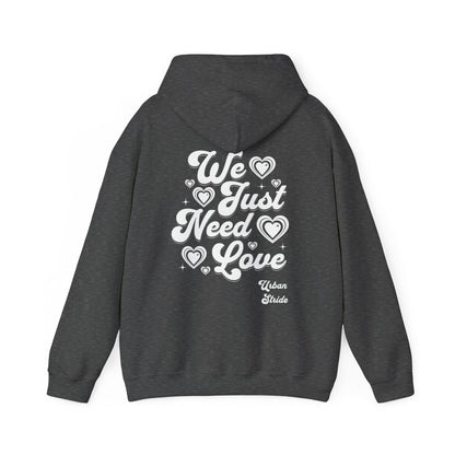 Felpa con scritta "We just need love"