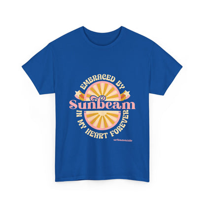 T-shirt con scritta "Embraced by sunbeam in my heart forever"