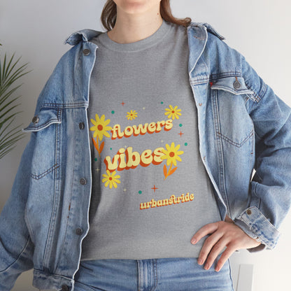 T-shirt con scritta "Flowers vibes"