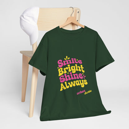 T-shirt con scritta "Smile bright shine always"