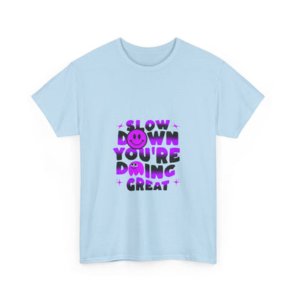 T-shirt con scritta "Slow down you doing great"