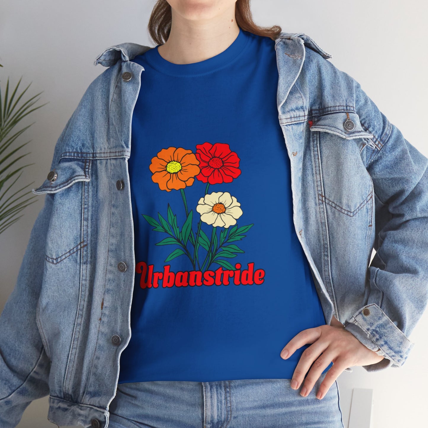 T-shirt con rappresentazione di fiori e scritta "Urbanstride"