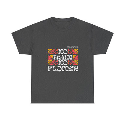 T-shirt con scritta "No rain no flowers"