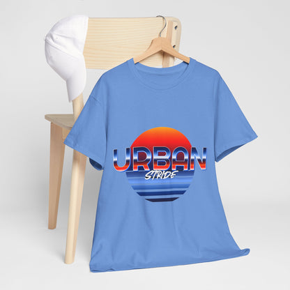 T-shirt con scritta "urbanstride" soleggiata