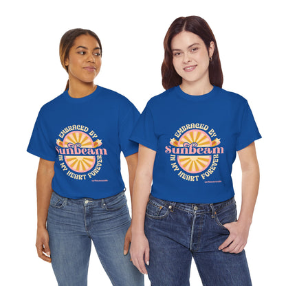 T-shirt con scritta "Embraced by sunbeam in my heart forever"