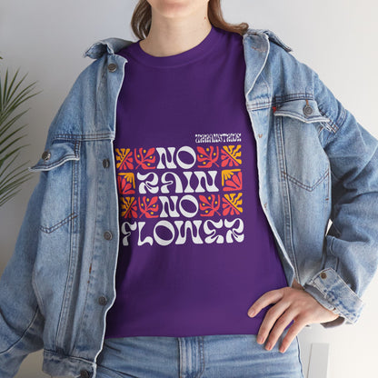 T-shirt con scritta "No rain no flowers"