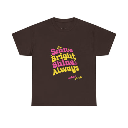 T-shirt con scritta "Smile bright shine always"