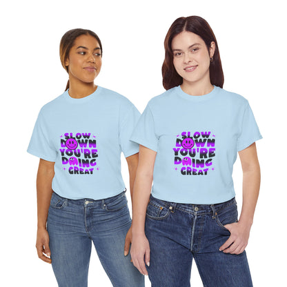 T-shirt con scritta "Slow down you doing great"