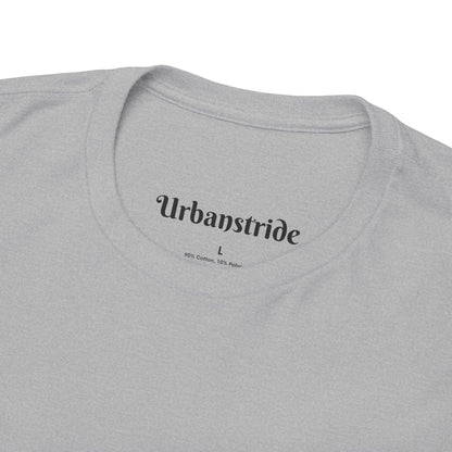 T-shirt con scritta "Urbanstride"al mare
