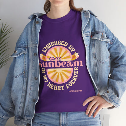 T-shirt con scritta "Embraced by sunbeam in my heart forever"