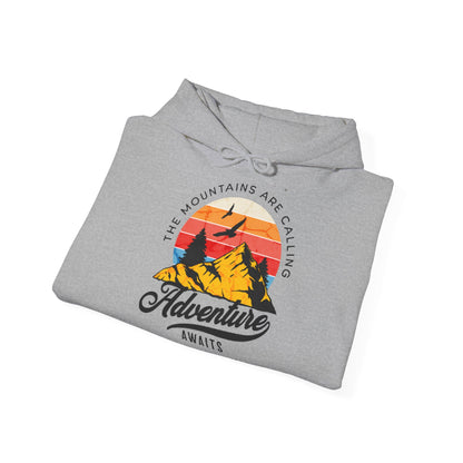 Felpa con scritta "The mountains are calling adventure"