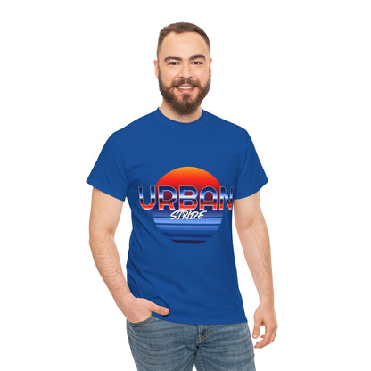 T-shirt con scritta "urbanstride" soleggiata
