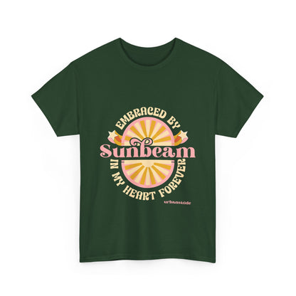 T-shirt con scritta "Embraced by sunbeam in my heart forever"