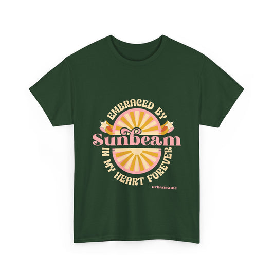 T-shirt con scritta "Embraced by sunbeam in my heart forever"