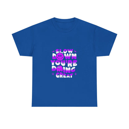 T-shirt con scritta "Slow down you doing great"