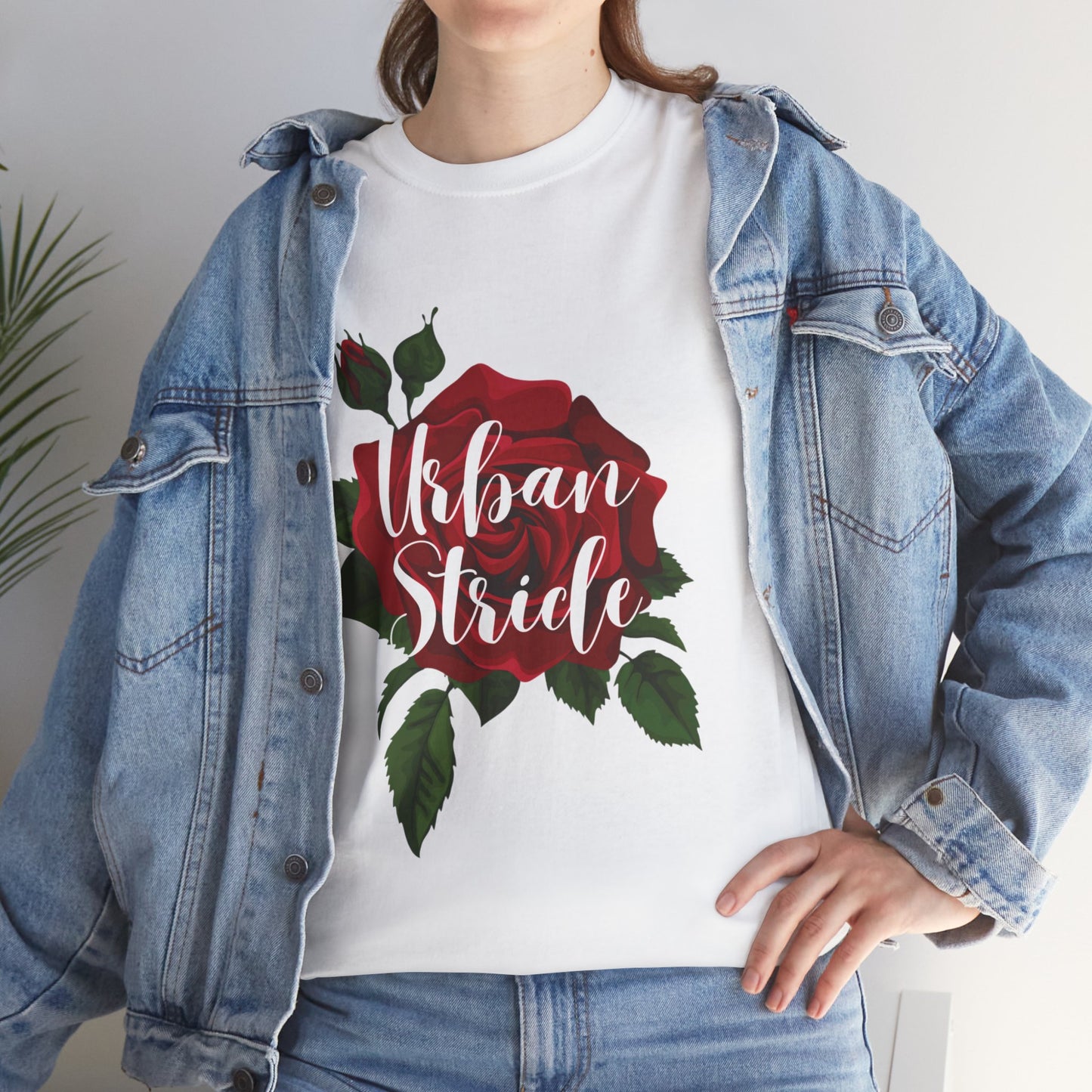 T-shirt con scritta "UrbanStride Vintage Flower