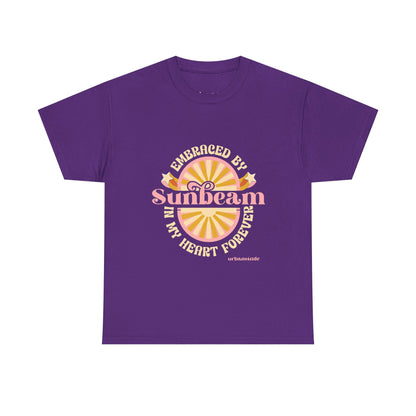 T-shirt con scritta "Embraced by sunbeam in my heart forever"