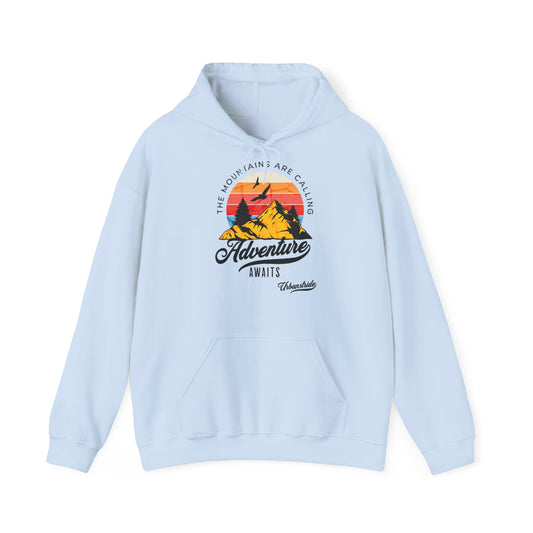 Felpa con scritta "The mountains are calling adventure"