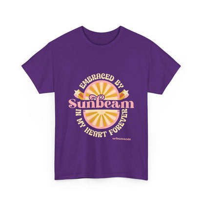 T-shirt con scritta "Embraced by sunbeam in my heart forever"