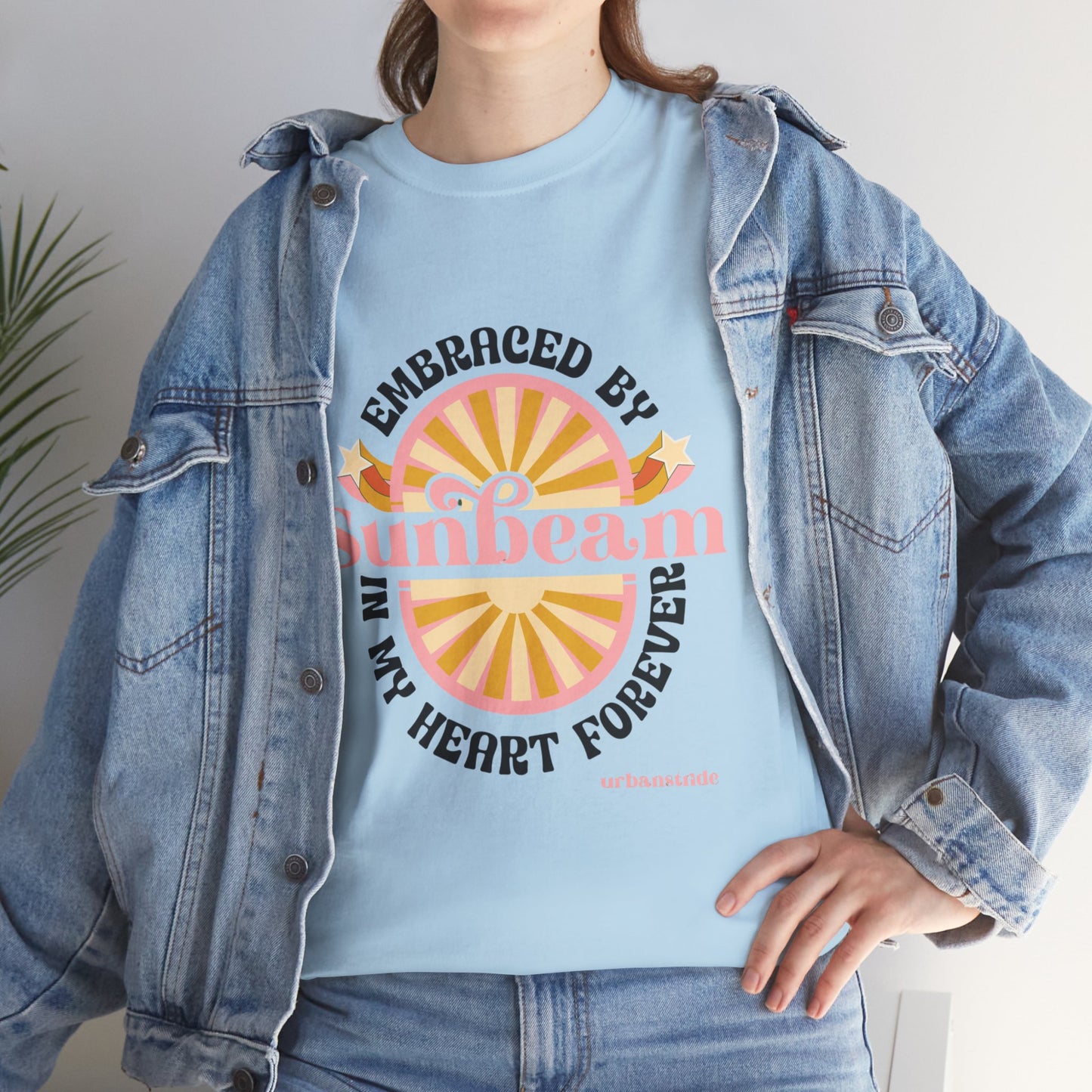 T-shirt con scritta "Embraced by sunbeam in my heart forever"