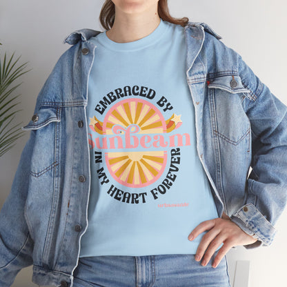 T-shirt con scritta "Embraced by sunbeam in my heart forever"