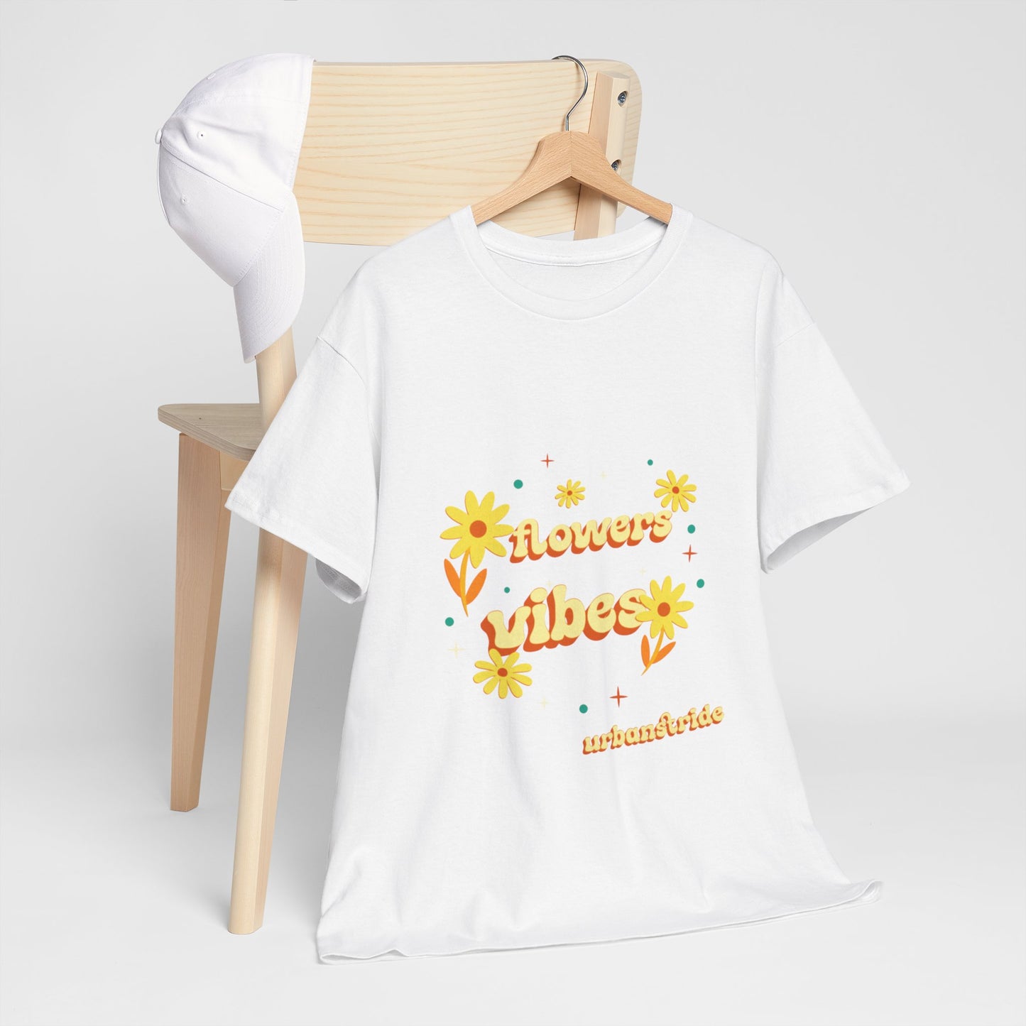 T-shirt con scritta "Flowers vibes"
