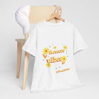 T-shirt con scritta "Flowers vibes"