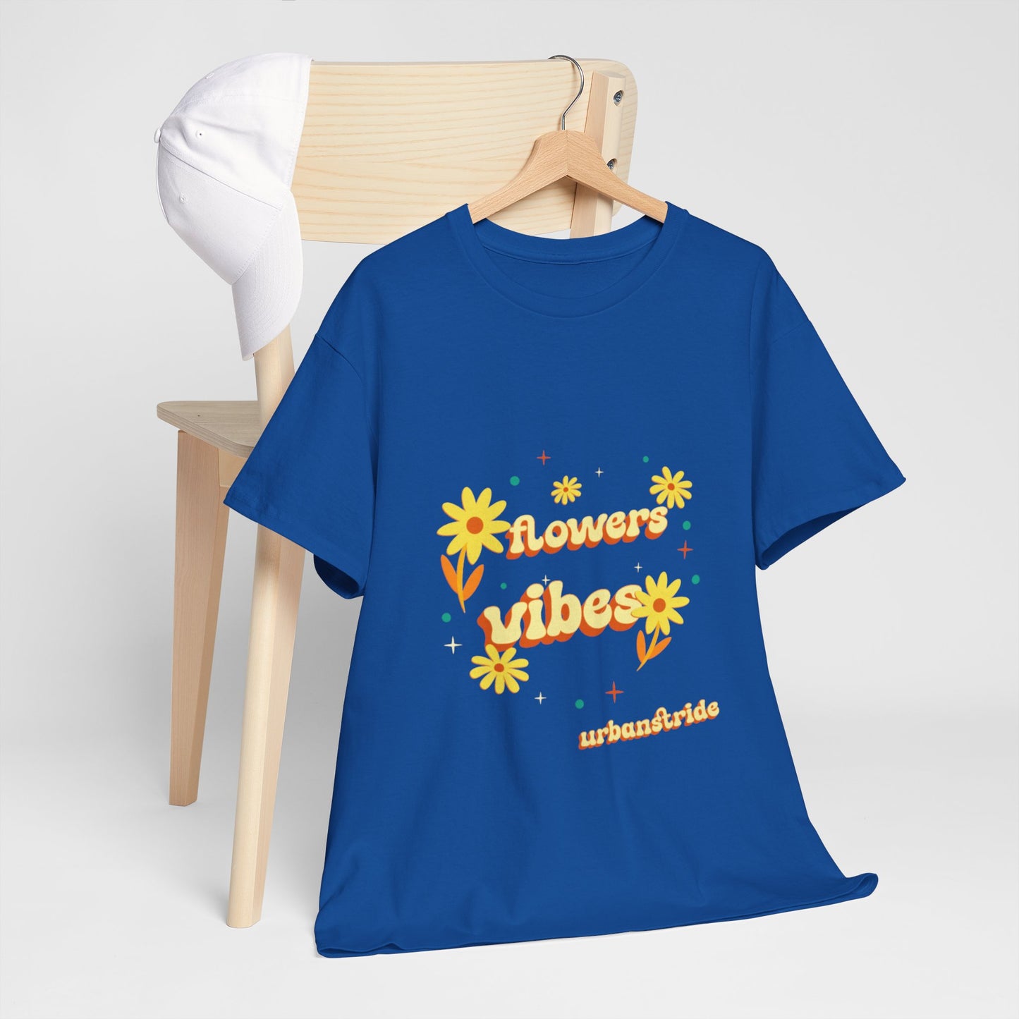 T-shirt con scritta "Flowers vibes"
