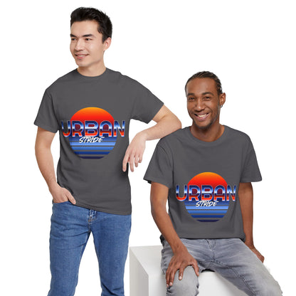 T-shirt con scritta "urbanstride" soleggiata