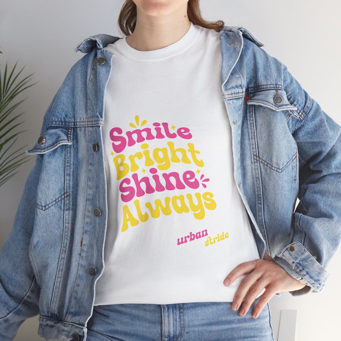 T-shirt con scritta "Smile bright shine always"
