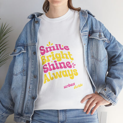 T-shirt con scritta "Smile bright shine always"