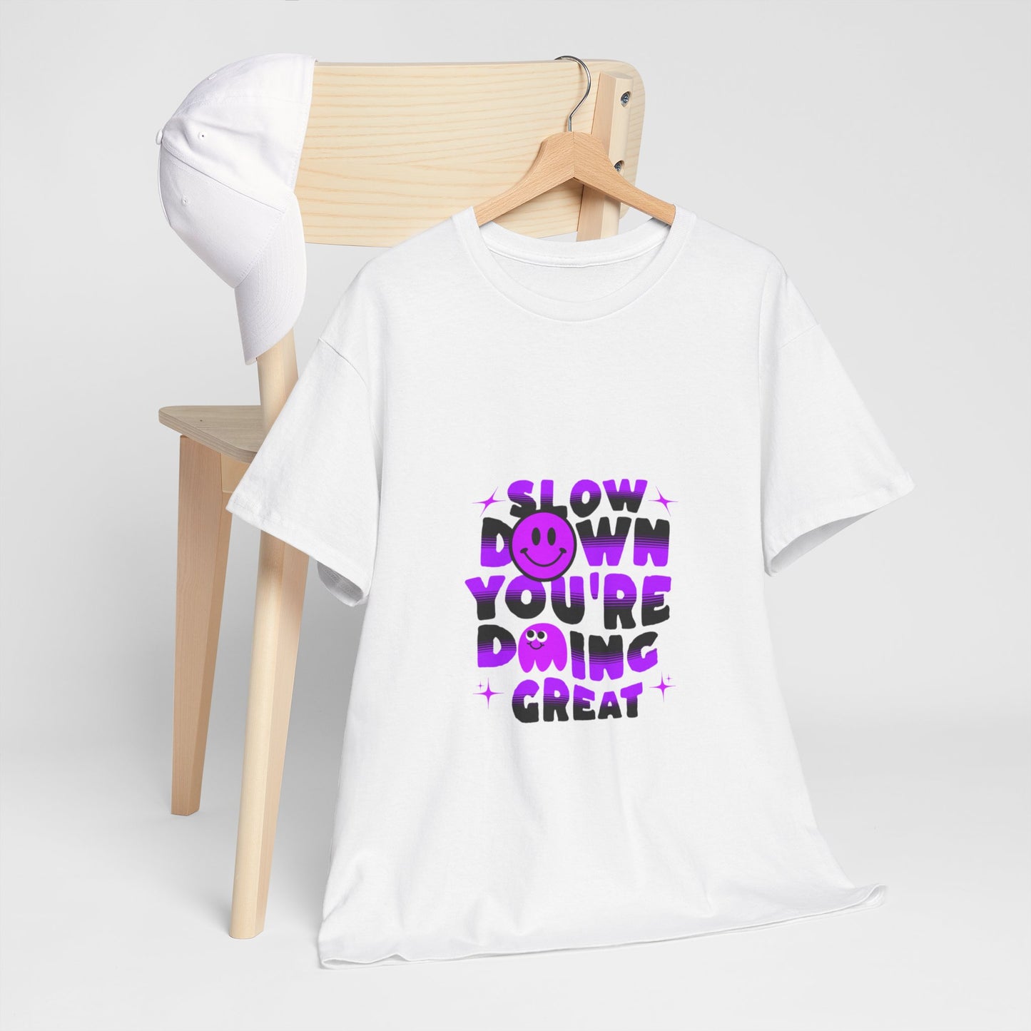 T-shirt con scritta "Slow down you doing great"