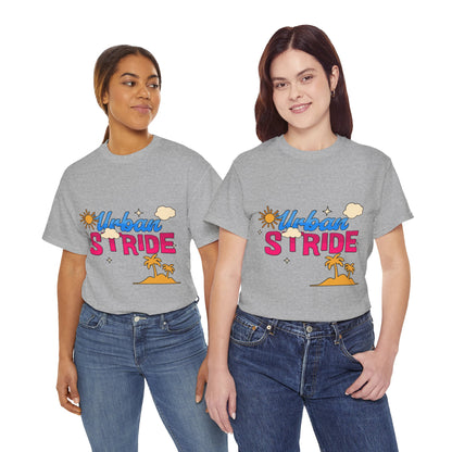 T-shirt con scritta "Urbanstride"al mare