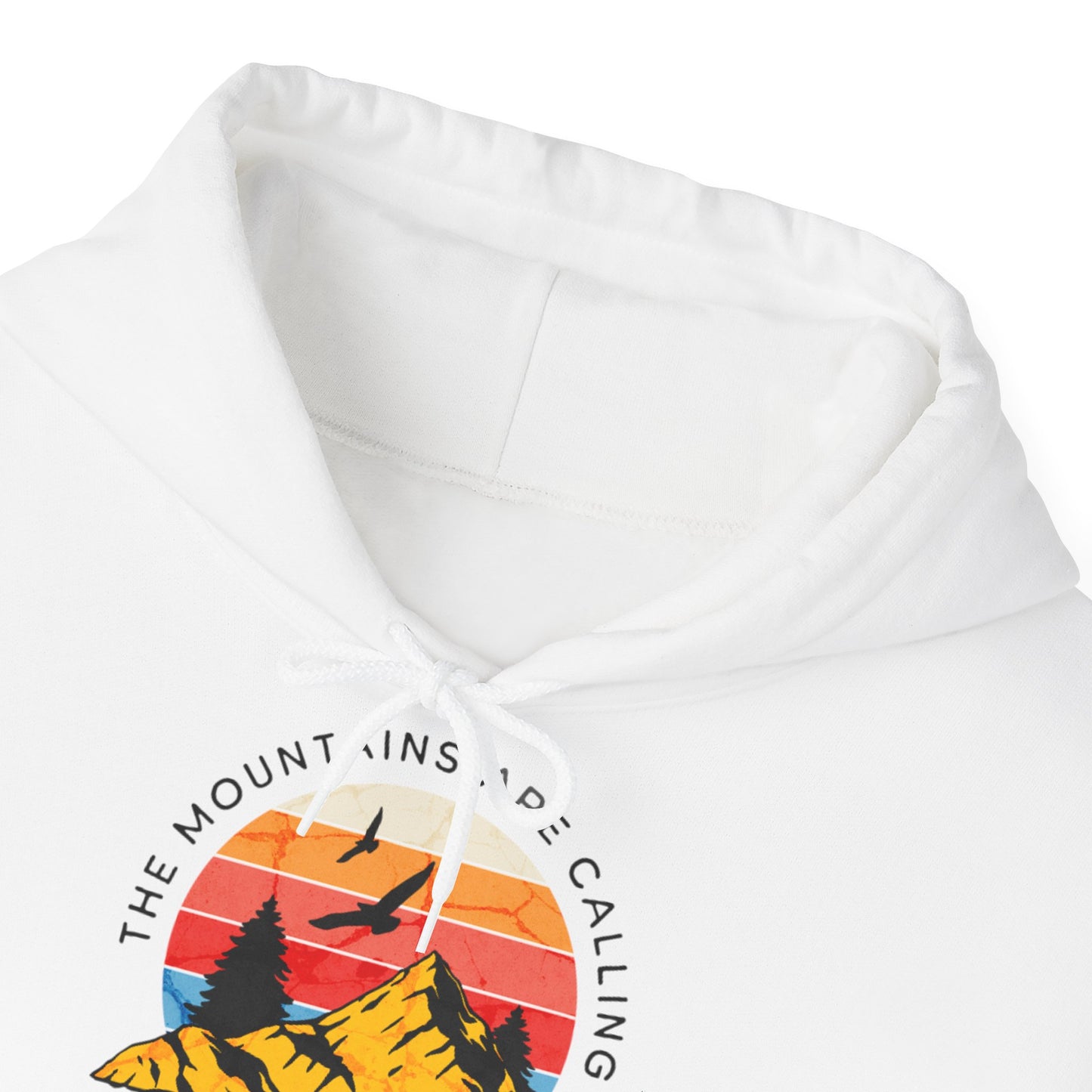 Felpa con scritta "The mountains are calling adventure"