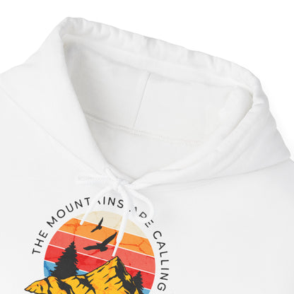 Felpa con scritta "The mountains are calling adventure"