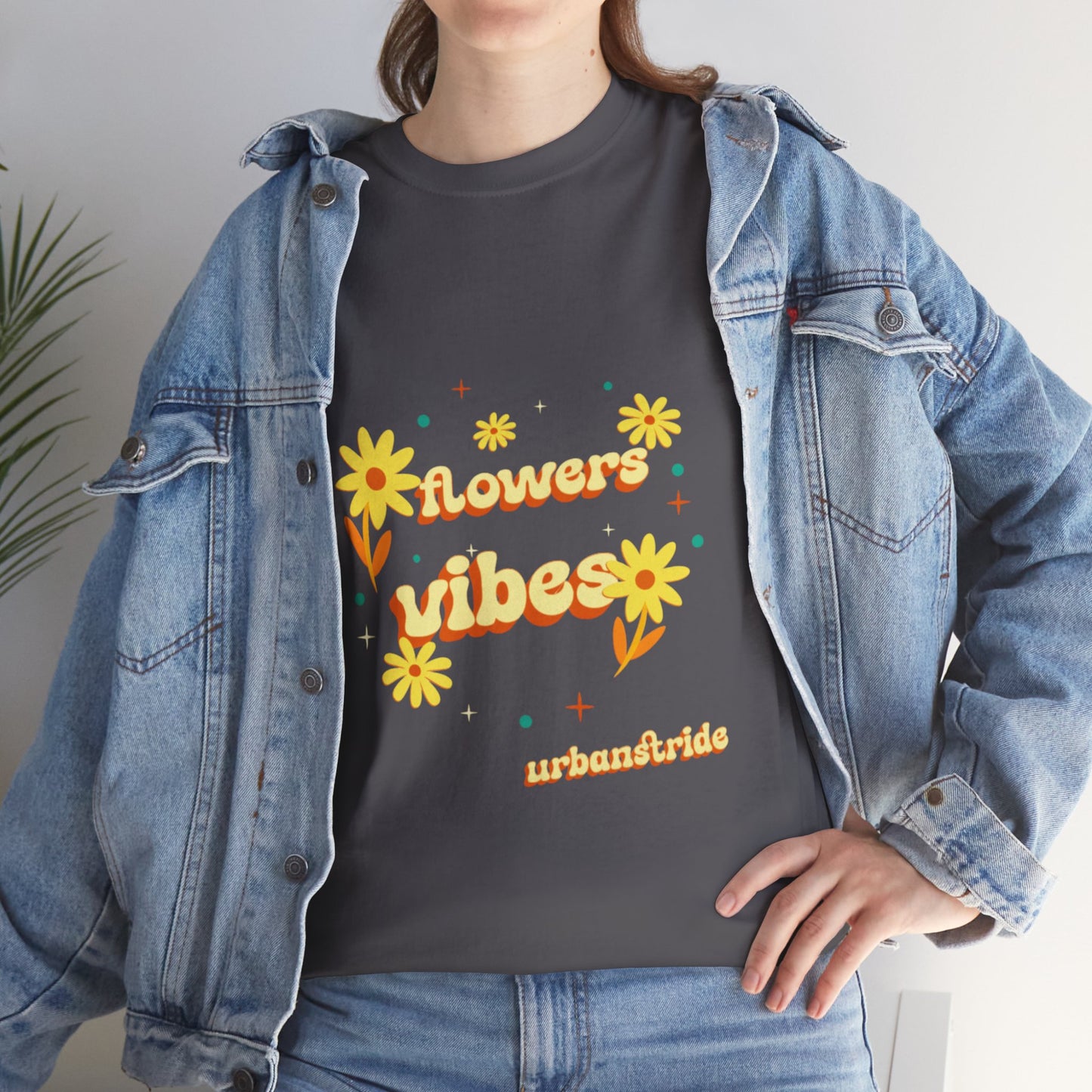 T-shirt con scritta "Flowers vibes"