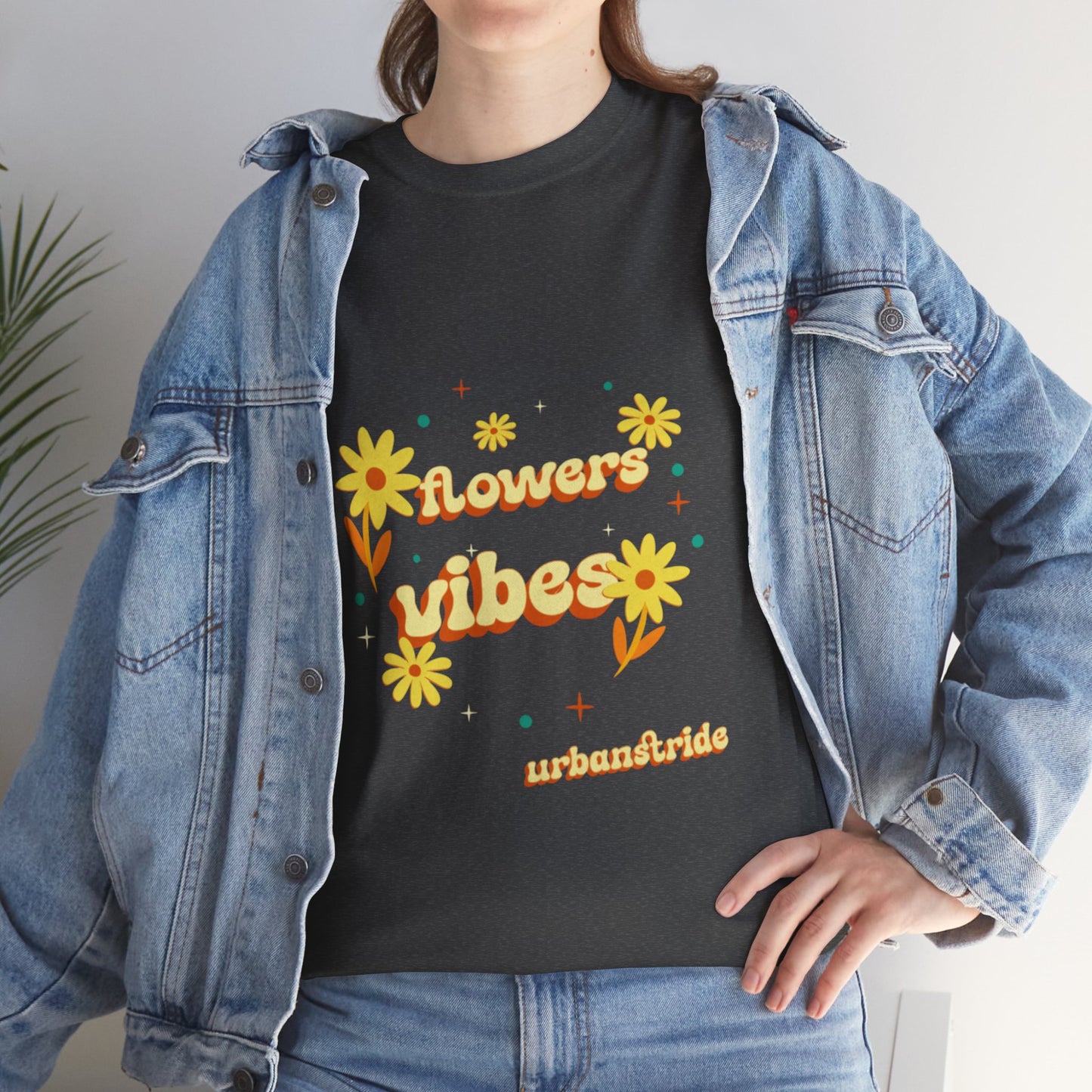 T-shirt con scritta "Flowers vibes"